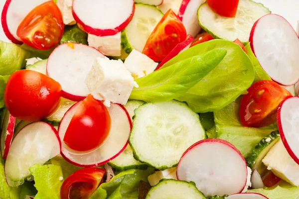 Salada de legumes frescos com pepino e rabanete — Fotografia de Stock