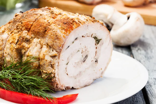 Varkensvlees Leeuw roll gevuld met champignons — Stockfoto