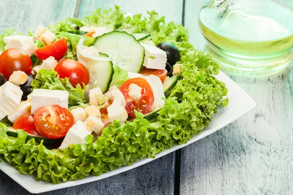 Salada de legumes frescos com queijo — Fotografia de Stock