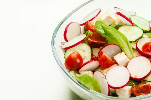 Ensalada de verduras frescas con pepino y rábano — Foto de Stock