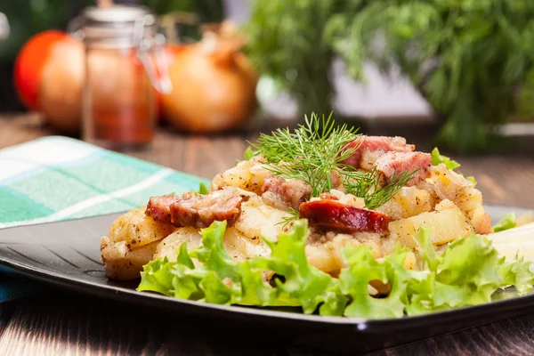 Patatas festoneadas con salchicha y tocino —  Fotos de Stock