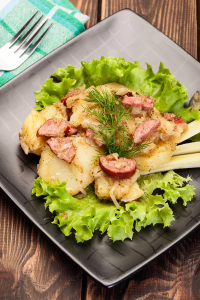 Patatas festoneadas con salchicha y tocino —  Fotos de Stock