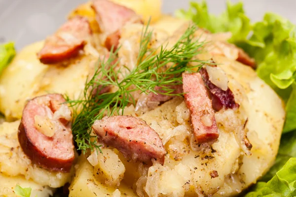Картофель с сосисками и беконом — стоковое фото