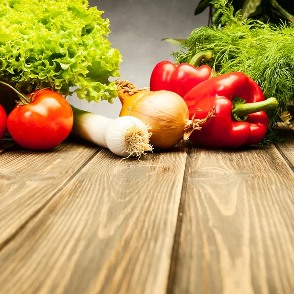 Grönsaker på gamla träbord — Stockfoto