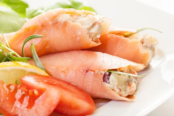 Rouleau de saumon fumé avec salade de légumes — Photo