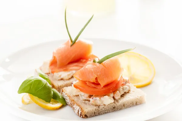 Sanduíche com salmão fumado — Fotografia de Stock