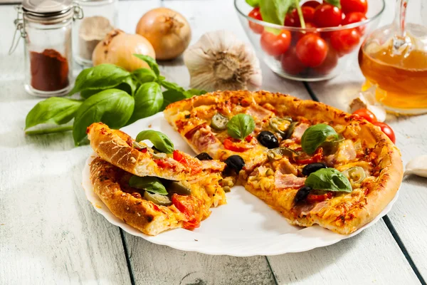 Pizza med bacon, oliver och jalapeno peppar — Stockfoto