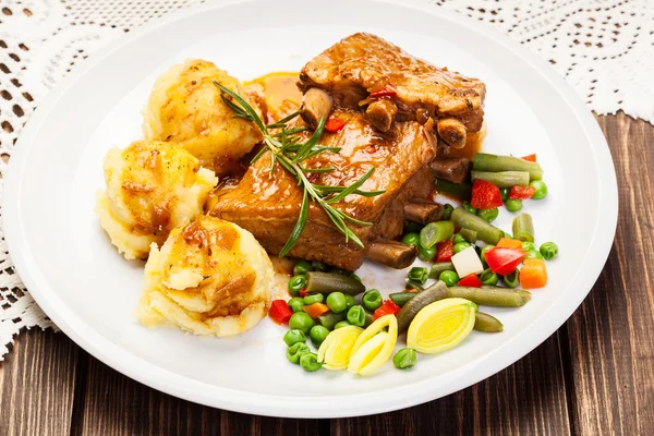 Pork spareribs served with mashed potatoes — Stock Photo, Image