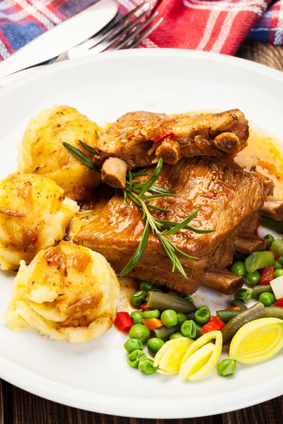 Pork spareribs served with mashed potatoes — Stock Photo, Image