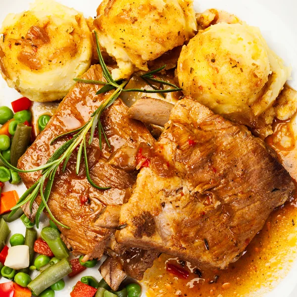 Cerezas de cerdo servidas con puré de papas — Foto de Stock