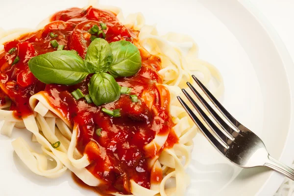 Fettuccine pasta met tomatensaus en basilicum — Stockfoto