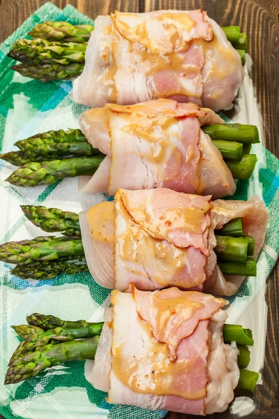 Spargel in Hühnchen und Speck in einer Auflaufform — Stockfoto