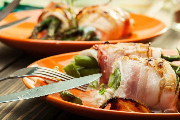 Espargos assados embrulhados em frango e bacon — Fotografia de Stock