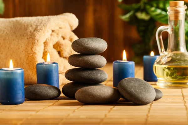 Natura morta termale con pietre calde e candele — Foto Stock