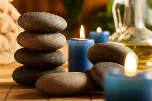 Wellness-Stillleben mit heißen Steinen und Kerzen — Stockfoto