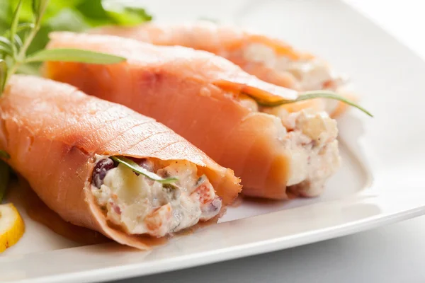 Rouleau de saumon fumé avec salade de légumes — Photo