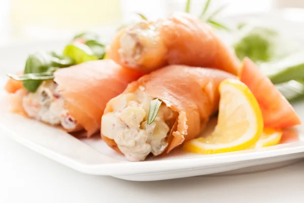 Smoked salmon roll with vegetable salad — Stock Photo, Image