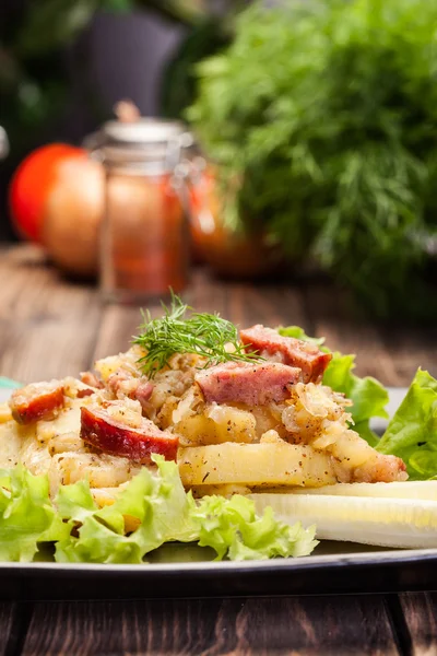 Patatas festoneadas con salchicha y tocino — Foto de Stock