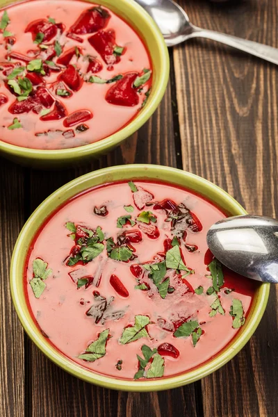 Rode biet soep met verse groenten in een kom — Stockfoto