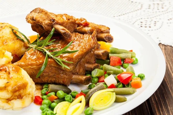 Pork spareribs served with mashed potatoes — Stock Photo, Image