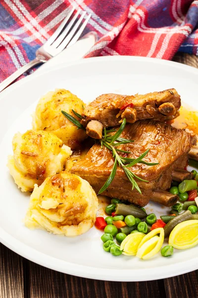 Varkensvlees sparerib geserveerd met aardappelpuree — Stockfoto