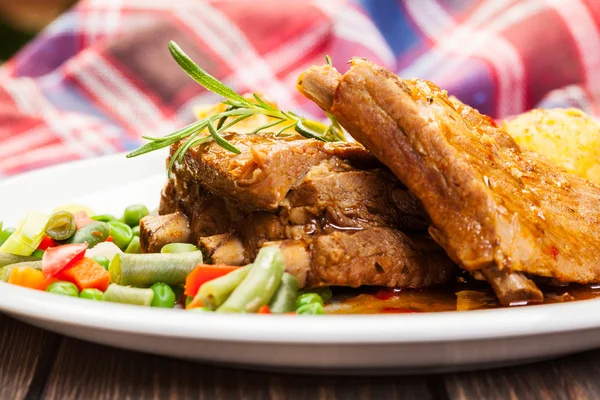 Pork spareribs served with mashed potatoes — Stock Photo, Image