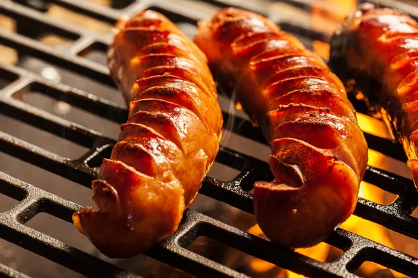 Würstchen auf dem Grill grillen — Stockfoto