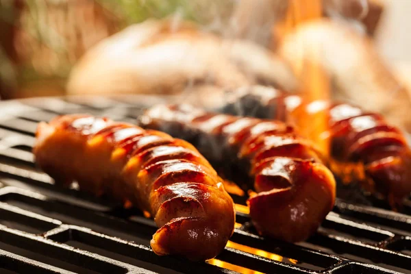 Barbecue saucisses sur barbecue grill — Photo