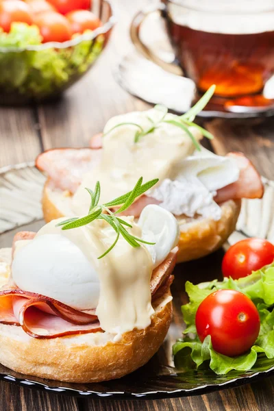 Eggs Benedict op geroosterde muffins met ham — Stockfoto