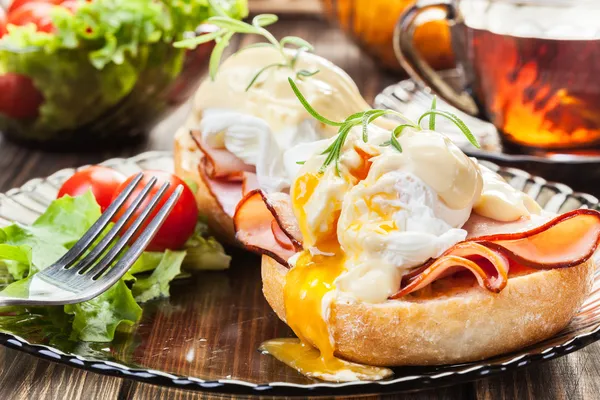 Eggs Benedict on toasted muffins with ham — Stock Photo, Image