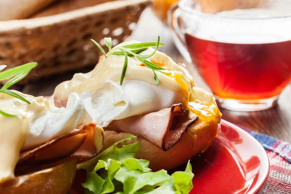 Eggs Benedict on toasted muffins with ham — Stock Photo, Image