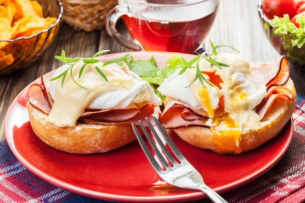 Eggs Benedict on toasted muffins with ham — Stock Photo, Image