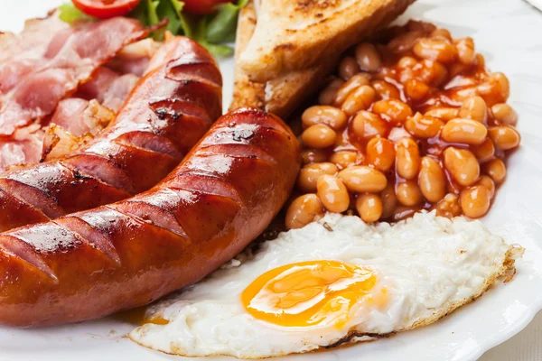 Compleet Engels ontbijt met spek, worst, gebakken ei en gebakken bonen — Stockfoto