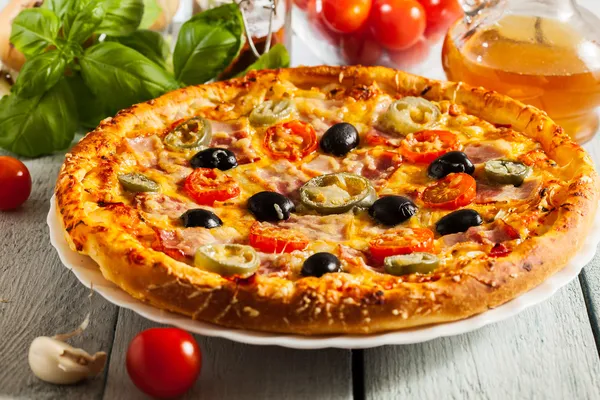 Pizza z pieprz boczek, oliwki i jalapeno — Zdjęcie stockowe