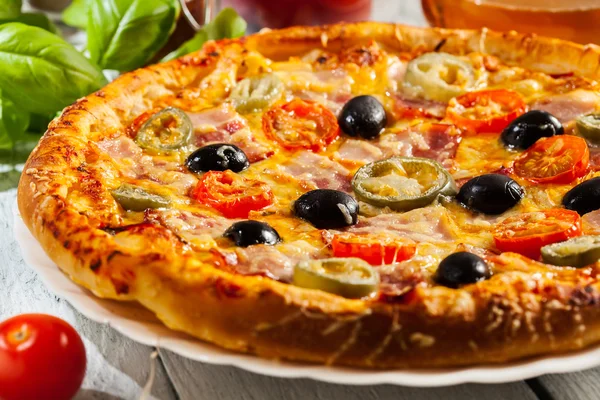 Pizza se slaninou, olivy a jalapeňo pepř — Stock fotografie