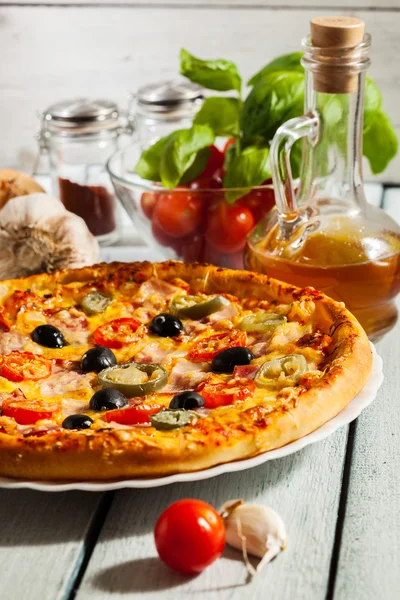 ベーコン、オリーブ、ハラペーニョのコショウのピザ — ストック写真