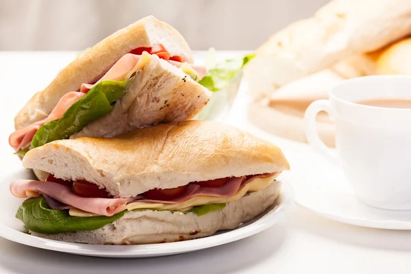 Panini sandwich met ham, kaas en tomaat — Stockfoto