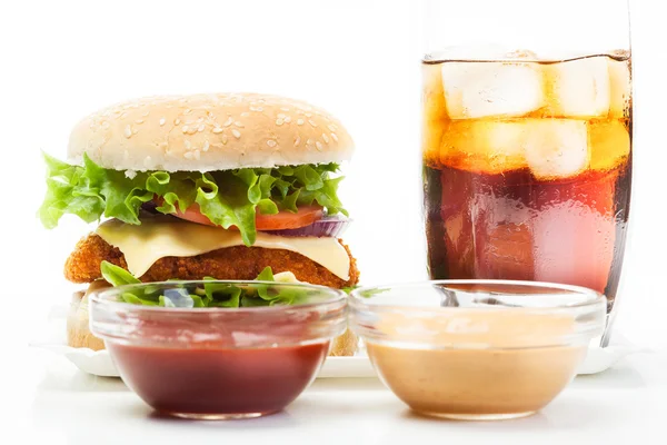 Chickenburger en glas cola met ijs — Stockfoto