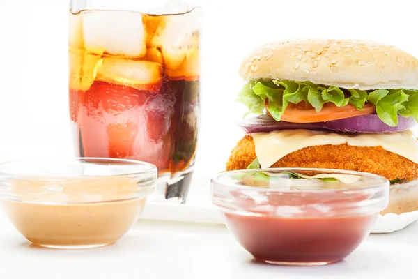 Chickenburger en glas cola met ijs — Stockfoto