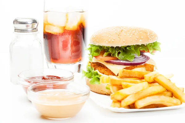 Chickenburger en glas cola met ijs — Stockfoto