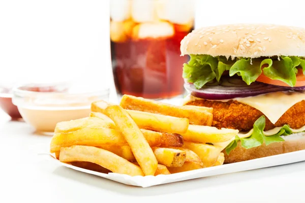 Chickenburger en glas cola met ijs — Stockfoto