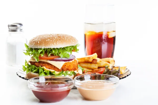 Chickenburger와 얼음 콜라 잔 — 스톡 사진