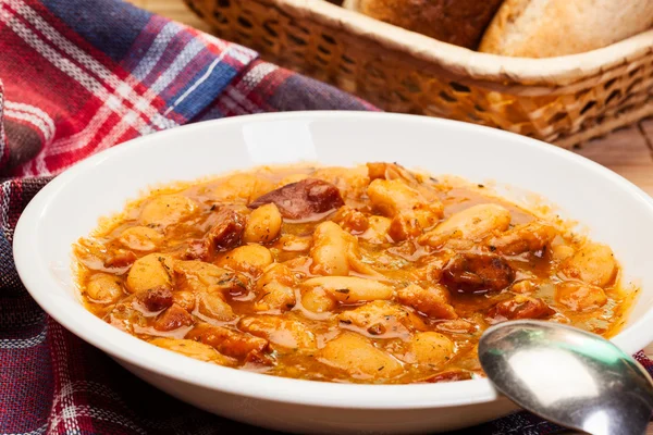 Fagioli con salsa di pomodoro, pancetta e salsiccia — Foto Stock