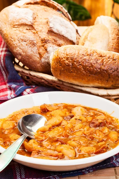 Фасоль с томатным соусом, беконом и колбасой — стоковое фото