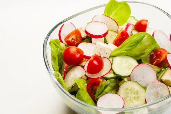 Salada de legumes frescos com pepino e rabanete — Fotografia de Stock