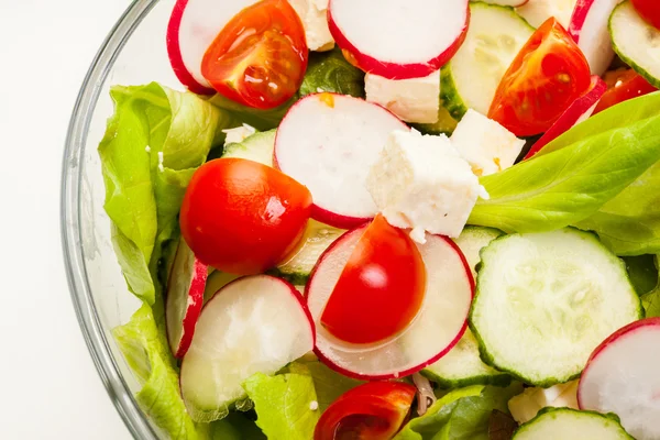 Färska grönsaker sallad med gurka och rädisor — Stockfoto