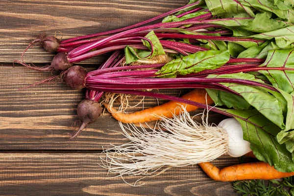 Буряки, морква і цибуля-порей — стокове фото