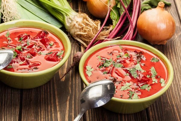 Свекольный суп со свежими овощами в миске — стоковое фото