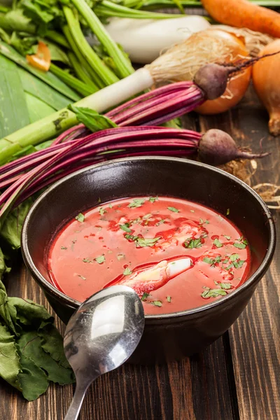 Zuppa di barbabietole con uova e verdure in una ciotola — Foto Stock