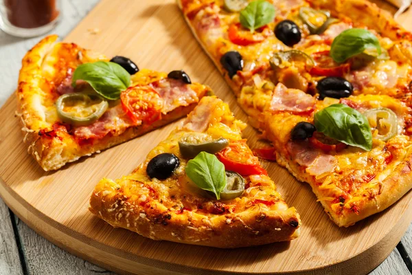 Pizza se slaninou, olivy a jalapeňo pepř — Stock fotografie